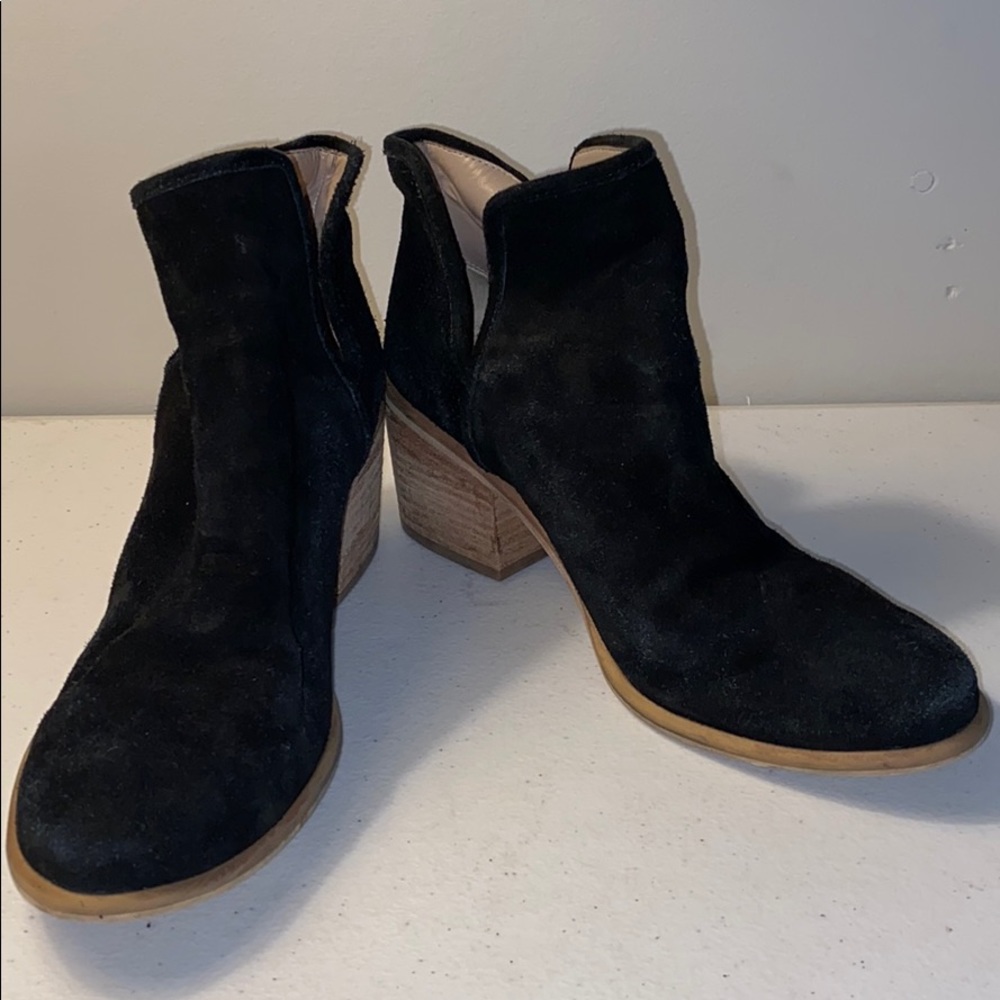 Hinge ankle boots